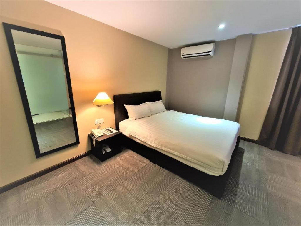 Merdeka Hotel Keluang Eksteriør bilde