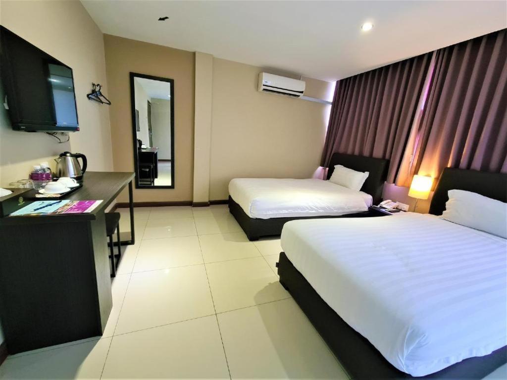 Merdeka Hotel Keluang Eksteriør bilde