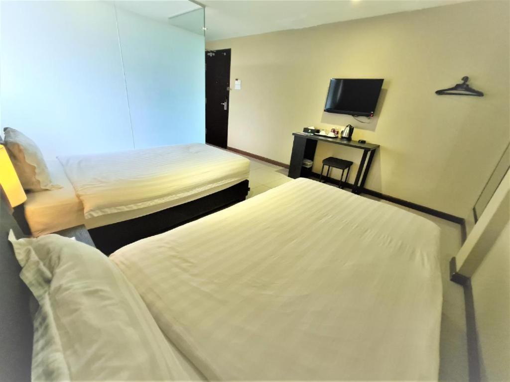 Merdeka Hotel Keluang Eksteriør bilde