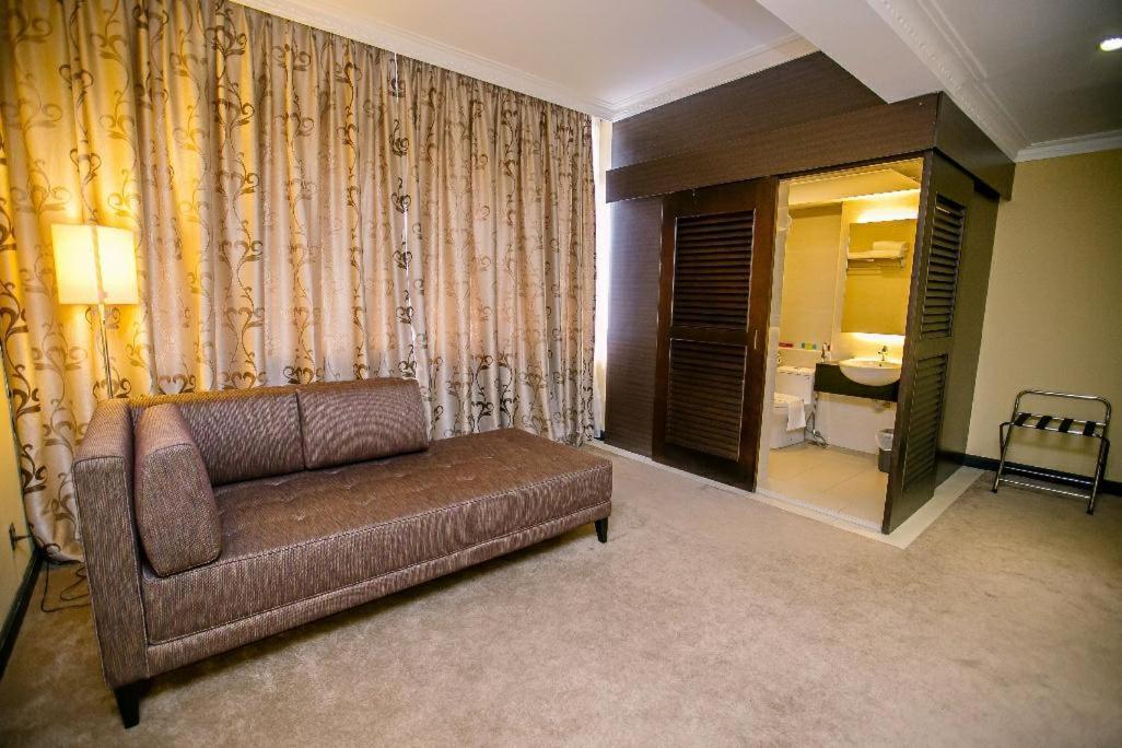 Merdeka Hotel Keluang Eksteriør bilde