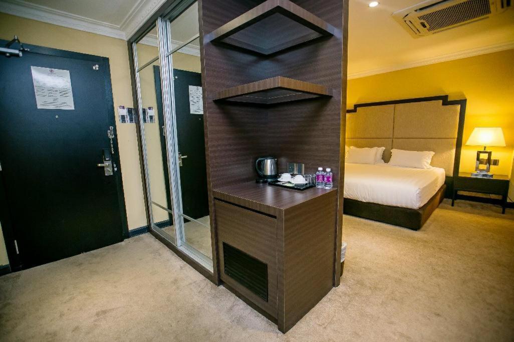 Merdeka Hotel Keluang Eksteriør bilde