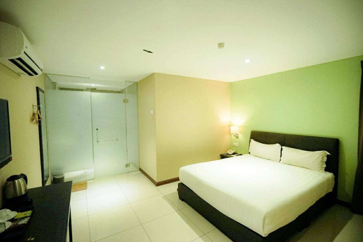Merdeka Hotel Keluang Eksteriør bilde