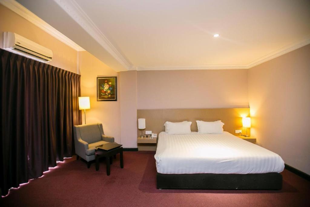 Merdeka Hotel Keluang Eksteriør bilde