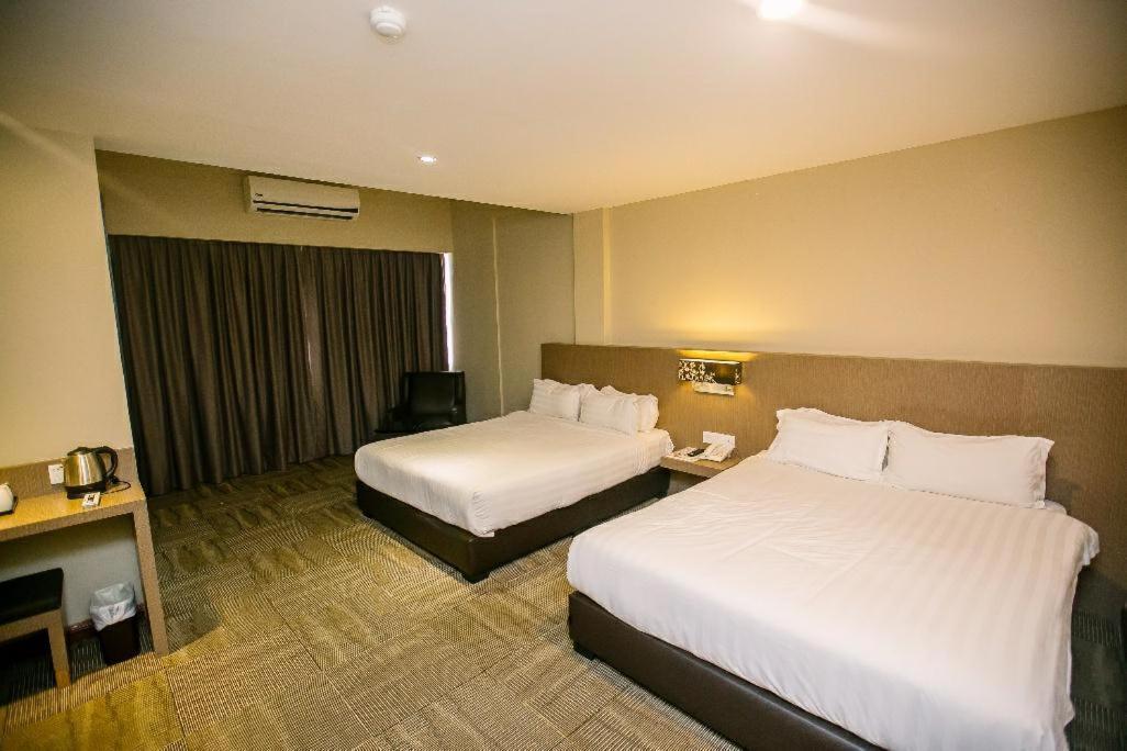 Merdeka Hotel Keluang Eksteriør bilde