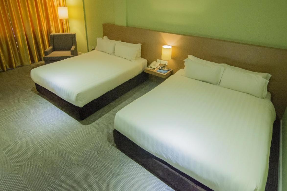Merdeka Hotel Keluang Eksteriør bilde