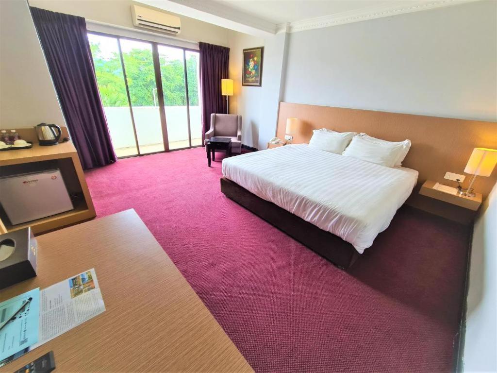 Merdeka Hotel Keluang Eksteriør bilde
