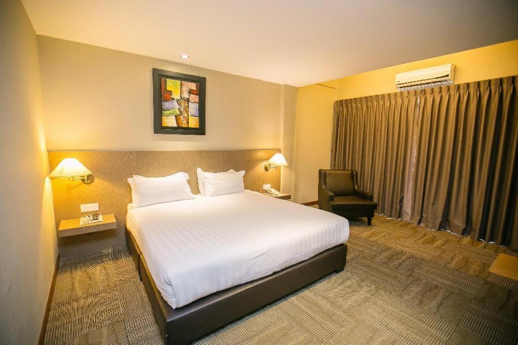 Merdeka Hotel Keluang Eksteriør bilde