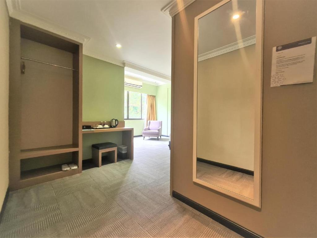 Merdeka Hotel Keluang Eksteriør bilde