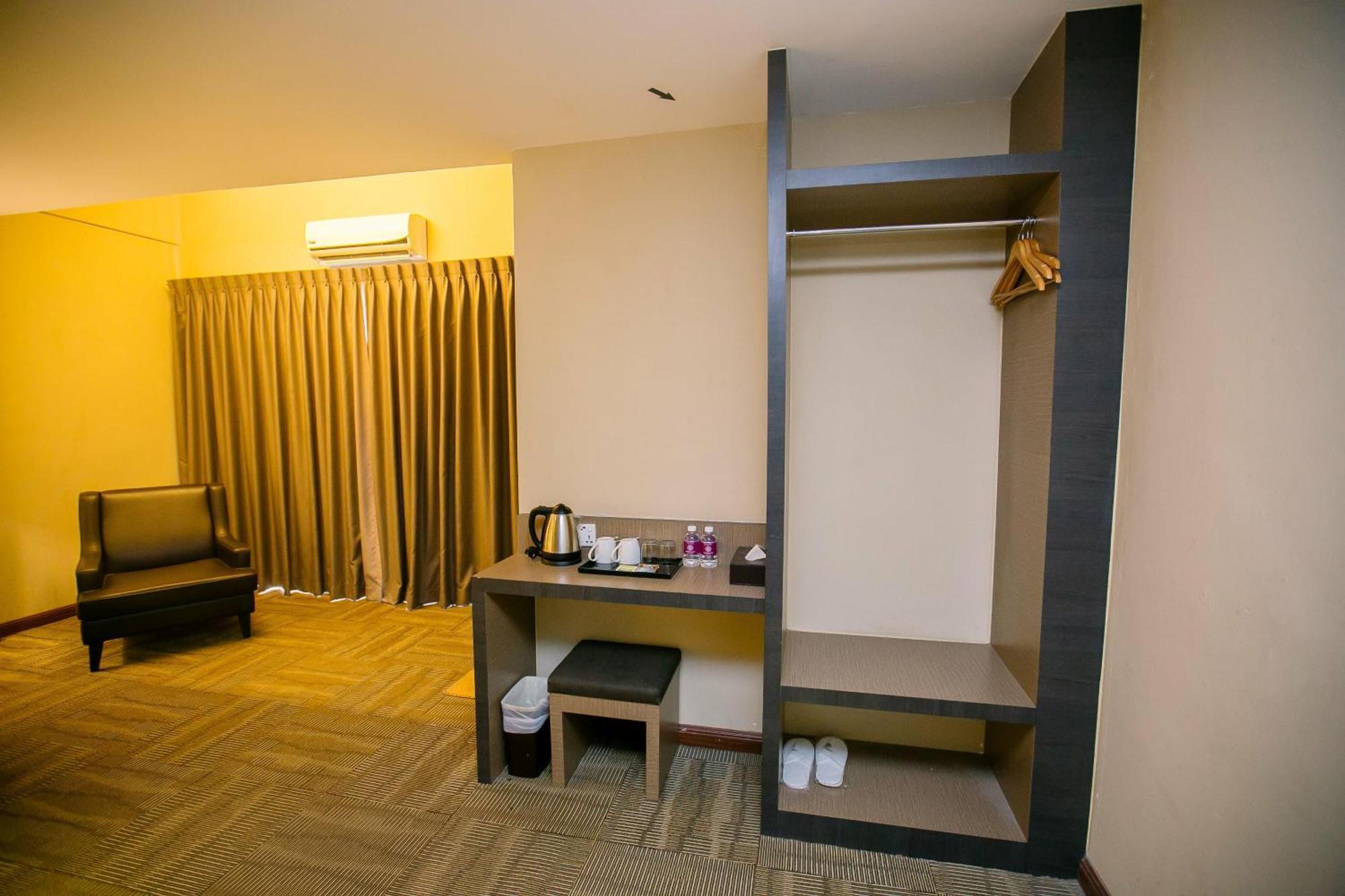 Merdeka Hotel Keluang Eksteriør bilde